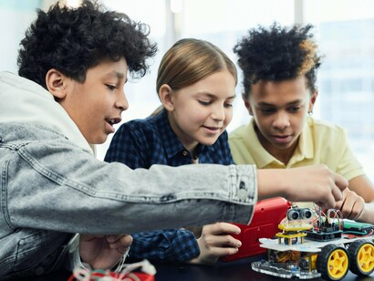 Em um mundo sempre em transformação, apostar na formação digital é se preparar para o futuro. A união entre tecnologia e educação não só torna o conhecimento mais acessível, como também vem promover a inovação/integração


