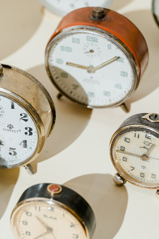 Gruppo di orologi-sveglie da tavolo di diverso tipo e colore