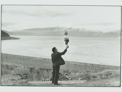 Henri Cartier-Bresson Lac Sevan, Arménie, URSS, 1972, épreuve gélatino-argentique de 1973 © Fondation Henri Cartier-Bresson / Magnum Photos
