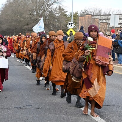 Durante i 108 giorni di cammino hanno incontrato migliaia di persone, trasformando il viaggio in un'occasione di dialogo, meditazione e riflessione collettiva. Foto di Maryland GovPics