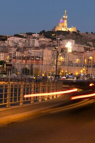 Marseille, où les lumières du port se mêlent à l’ombre des secrets, une ville où la noirceur des récits s’inspire de ses rues et de ses histoires