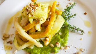 Strozzapreti bicolore con curcuma e crema di zucchine speziata con timo fresco e  nocciole tostate  