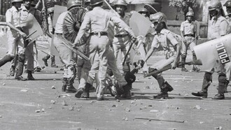 Represión contra una protesta a favor de la democracia en Daca, Bangladesh, 10 de noviembre de 1987