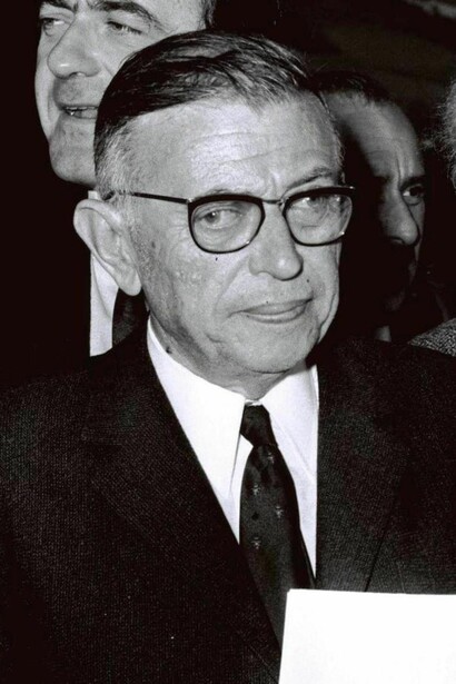 Jean-Paul Sartre rechazó explícitamente el Premio Nobel de Literatura en 1964 bajo el argumento de que un escritor debe negarse a ser institucionalizado, pues consideraba que tales distinciones limitaban el impacto directo de la obra sobre sus lectores