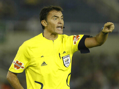 Mejuto González señalando una falta