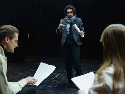 Las palabras tienen el poder de comunicar ideas complejas y llevar a la audiencia en un viaje emocional, haciendo que la historia sea más relevante y accionable