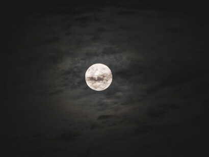 Luna piena di notte: La sera avanzava e assieme a lei la sensazione che mi stesse prendendo in giro