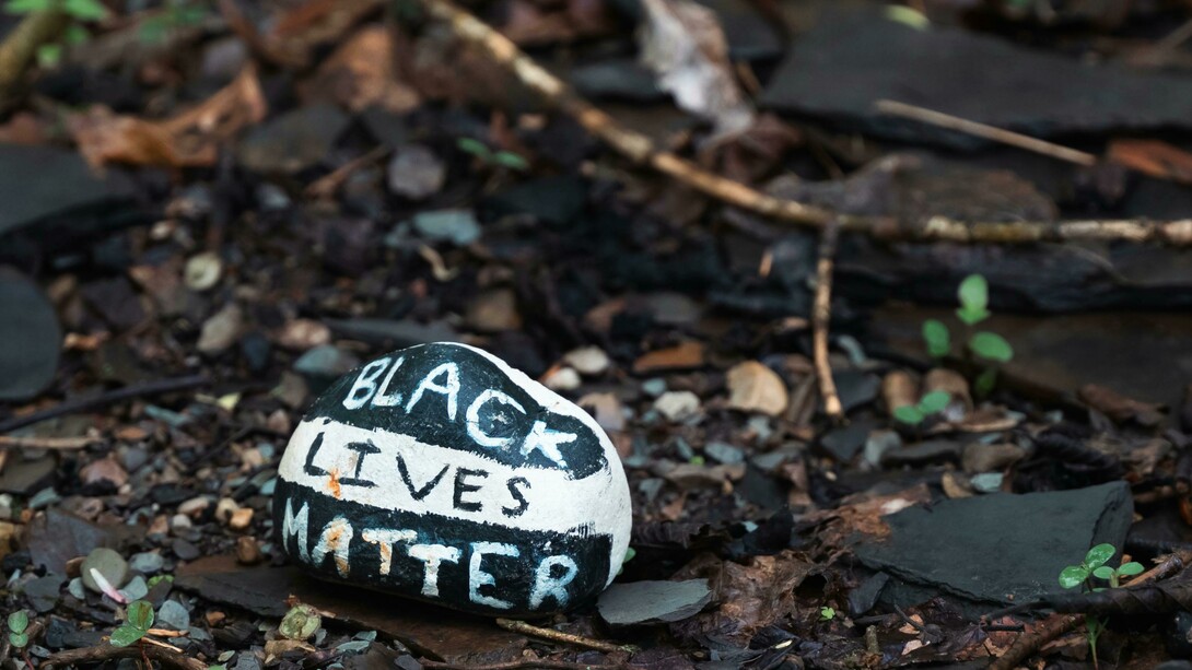 Pedra pintada com a o slogan "vidas negras importam". Muitas obras vão além da estética e da técnica, tentando ao máximo provocar, questionar ou transmitir ideias complexas