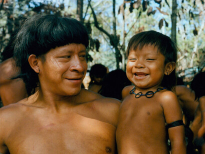 Indígena peruano con su hijo