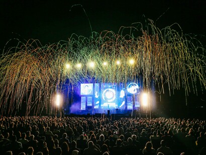 Entre luzes, projeções e uma multidão vibrante, o festival ganha vida. Um cenário onde conforto, resistência e estilo fazem toda a diferença para aproveitar cada momento