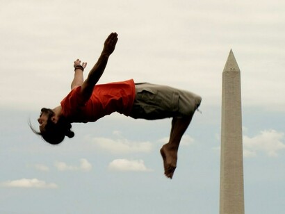 Salto ao lado do obelisco de Washington