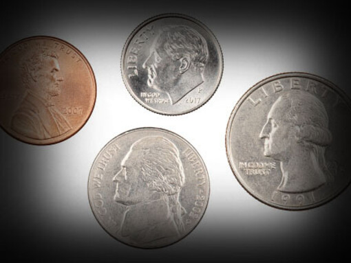 Dólares americanos; A limitação do ouro em espécie, foi substituída pela emissão de moeda e títulos de dívidas do governo dos EUA