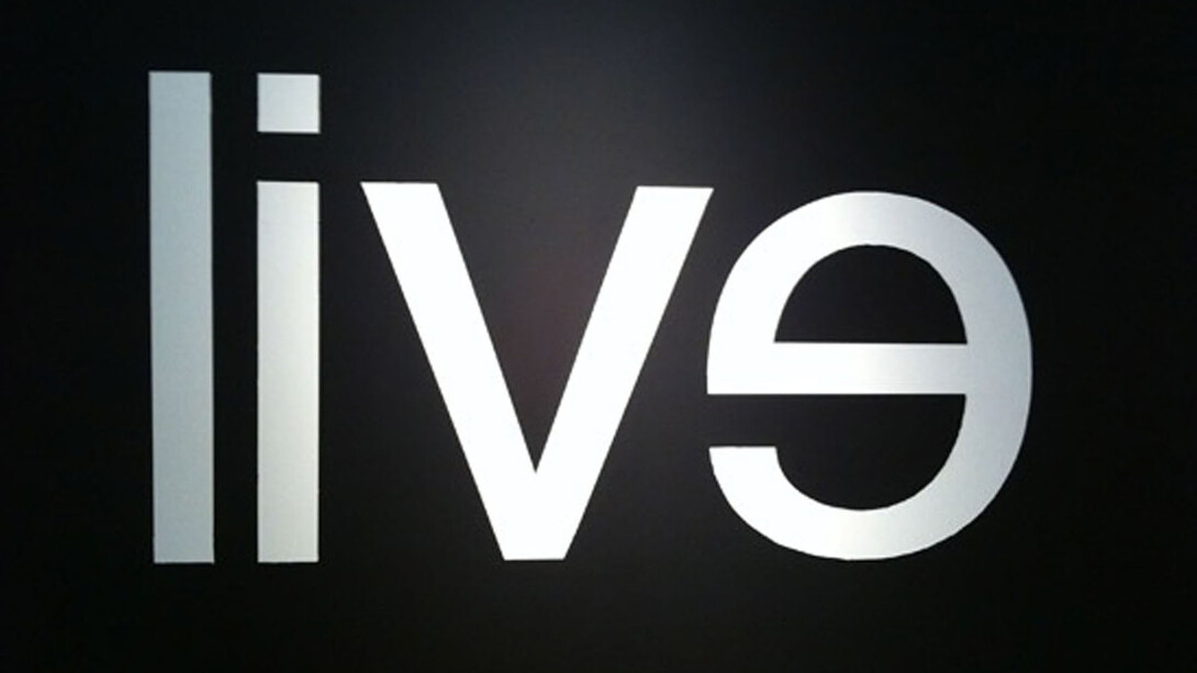 Kendell Geers, Evil : Live, 2002, peinture murale noire sur peinture blanche lettres apparaissant grâce à des réserves, 220 x 260 cm. © ADAGP, Paris, 2017