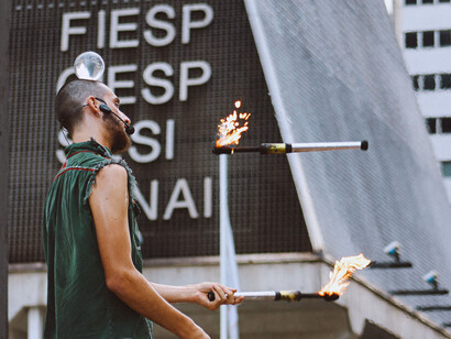 Artista de rua em frente ao prédio da FIESP, localizado na Avenida Paulista em São Paulo