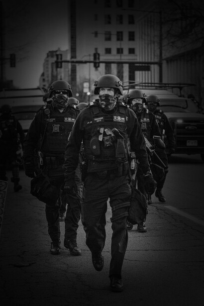 Policías armados recorriendo la ciudad. La fuerza policial está implicada en el narcotráfico rosarino