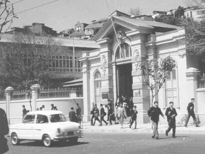 Juan Luis Martínez, bajo su abrigo gris y su cuello subido, caminando lentamente por la baldosas amarillas y estriadas de esa avenida porteña... Liceo Eduardo de la Barra, Valparaíso, Chile