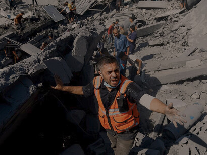 Palestinos buscan víctimas en el lugar de los ataques israelíes contra casas en Khan Younis, en el sur de la Franja de Gaza, el 26 de octubre de 2023