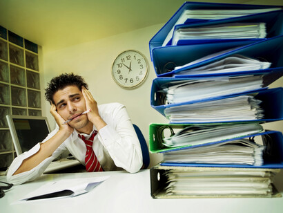 Agobio ante la pila de tareas pendientes