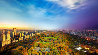 Central Park em fotografia da série Day to Night, de Stephen Wilkes. Contemplar as imagens de Stephen Wilkes é, de certo modo, um exercício de reconciliação com o tempo. Ele nos convida a desacelerar, a perceber o que escapa ao olhar cotidiano e, principalmente, a celebrar a beleza do transitório. Em tempos tão acelerados, onde tudo se apaga rapidamente na tela do celular, sua fotografia parece um convite para nos demorarmos, para escutarmos as cidades, para reinventarmos nosso jeito de ver