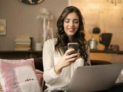 Una ragazza con lo Smartphone