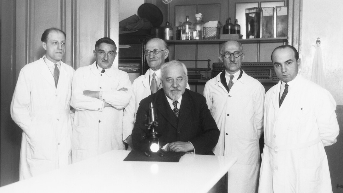 León Charles Albert Calmette junto con su equipo de investigadores en el Instituto Pasteur, París, Francia