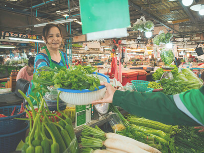 Compradora realizando una transacción. No hay mejor estrategia a largo plazo que mantener la excelencia en los insumos