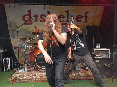 El viento de la Historia nos confronta de nuevo con los viejos demonios del fascismo, la xenofobia y el racismo rampante en nuestras sociedades pretendidamente desarrolladas. "Furia contra el racismo". Grupo musical Incredulidad. 2017, Duisburg, Alemania