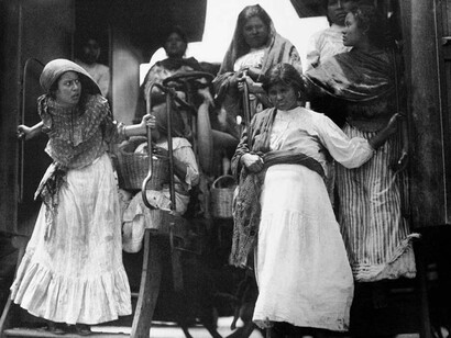 Soldaderas descienden de un tren donde, durante la Revolución, viajaban hacinadas en los vagones 