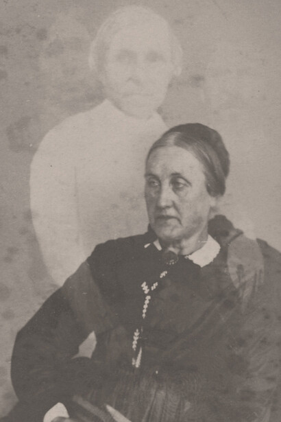 En ese momento, miré a través del visor y le tomé una foto a ambos, como de esas antiguas en las que figuran matrimonios de ancianos