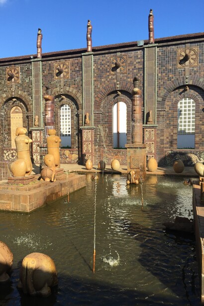 Espelho d'água da Oficina, vendo-se diversas esculturas. © Oficina Brennand