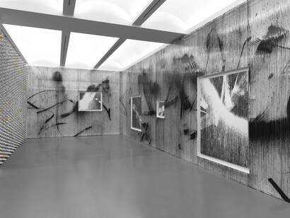 Gregor Hildebrandt
Installation view of Gregor Hildebrant: In meiner Wohnung
gibt es viele Zimmer
Photo by Dario Lasagni. Courtesy of the artist and Perrotin.