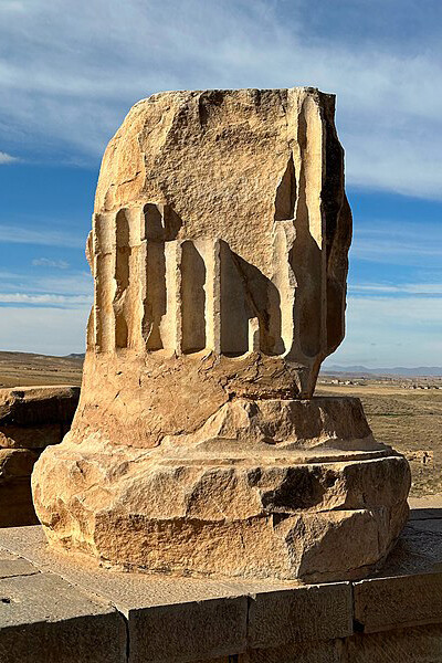Edificio, estatuas y columnas romanas en las ruinas de Timgad, Argelia