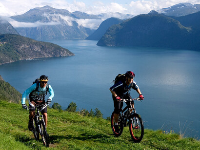 Excursión a la montaña en bicicleta