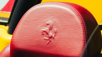 O Ferrari LaFerrari, lançado em 2013, é um supercarro híbrido de alto desempenho, combinando potência, design elegante e tecnologia de ponta