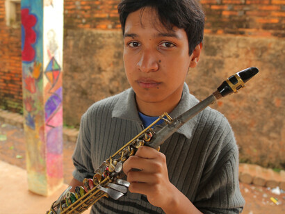 Un niño con su nuevo instrumento musical