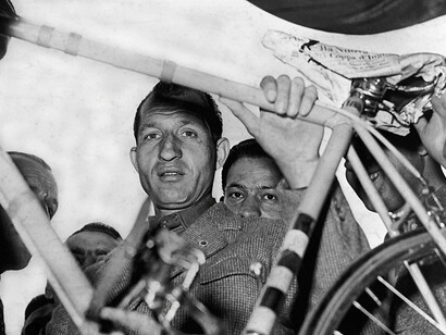 Gino Bartali con la sua bicicletta