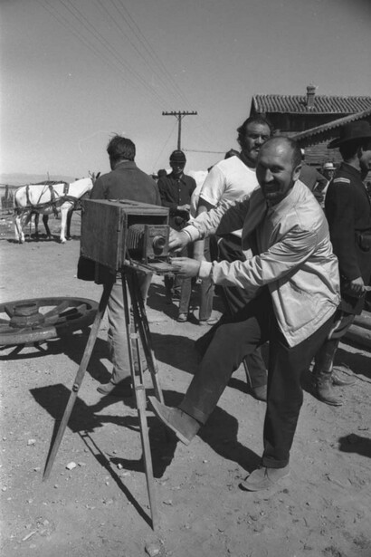 Angelo Novi sul set di Il buono, il brutto, il cattivo, Fondo Angelo Novi, Cineteca di Bologna