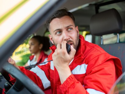 Il rispetto del codice della strada da parte degli altri veicoli è fondamentale per permettere all’ambulanza di raggiungere tempestivamente il luogo dell’intervento