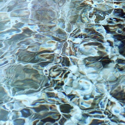 I riti solstiziali includono pratiche di purificazione con acqua, fuoco o erbe sacre per liberarsi dal passato