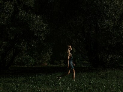 Nos Mistérios de Elêusis, conduz Perséfone de volta do submundo, demonstrando que a sombra não é inimiga, mas etapa necessária da individuação. Nenhuma luz plena emerge sem a descida ao subterrâneo