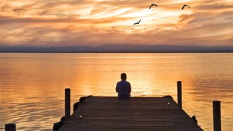 Contemplando el océano al atardecer