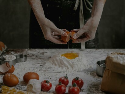 Cozinheira agrega ovos à massa