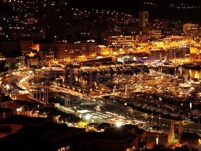 Vista nocturna de Mónaco