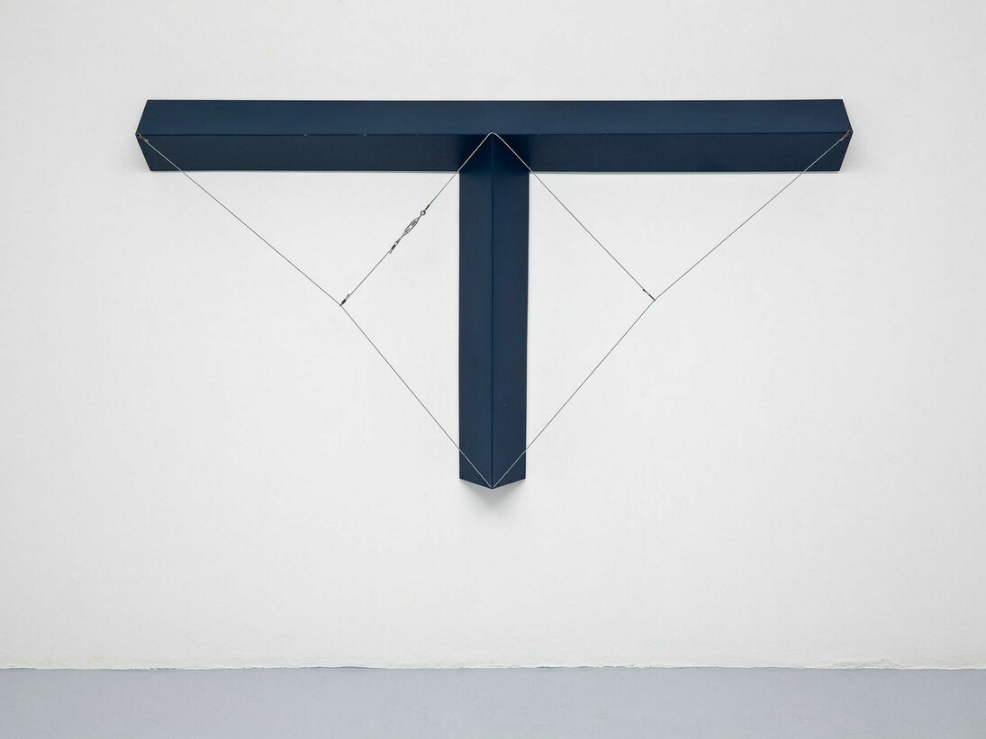 Architettura1973aluminium sculpture, acrylics and steel cables100 × 200 ×1 8 cmCourtesy: Cortesi Gallery, London – Lugano