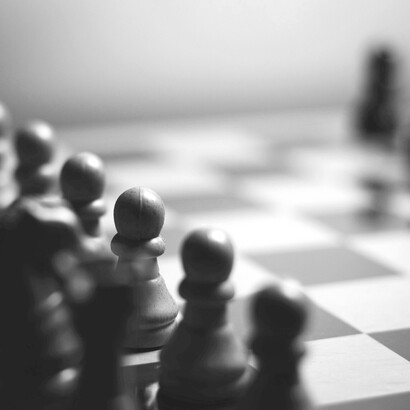 Kent incarna una figura che richiama l’archetipo del veterano disilluso: un individuo formato dal sistema che finisce per contestarlo in nome dei suoi stessi principi originari