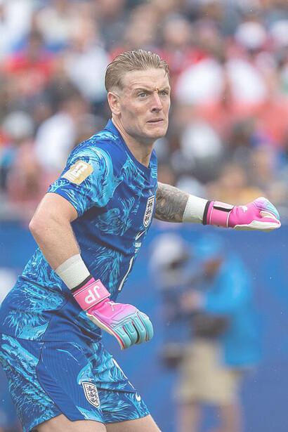 Torwart Jordan Pickford spielte für England im Halbfinale der WM 2018 (1-2) gegen Kroatien sowie im Halbfinale der WM 2026 (1-2) gegen Argentinien. Beide Spiele wurden mit dem prominenten Zuschauer Mick Jagger im Stadion verloren. Bild: Jordan Pickford, während der WM-2026