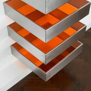 Amber stack: Detail, Donald Judd, Untitled (DSS 120), 1968, stainless steel and amber Plexiglas, 10 units, each 6 x 27 x 24 inches (15.2 x 68.6 x 61 cm), Tom Powel Imaging, Inc.