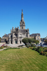 La basilique de Sainte-Anne d’Auray. La basilique est un magnifique édifice de style néo-gothique avec une grande rosace et des vitraux représentant des scènes de la vie de Sainte Anne
