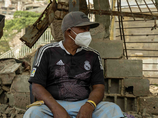 Ciudadano venezolano sentado entre los restos de su casa en La Guaira, Venezuela, el 28 de junio de 2026