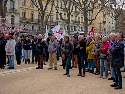 Écouter l'orateur contre le Projet de loi relative à l'asile et à l'immigration en France au cours d'une manifestation à Saint-Étienne, 25 mai 2023